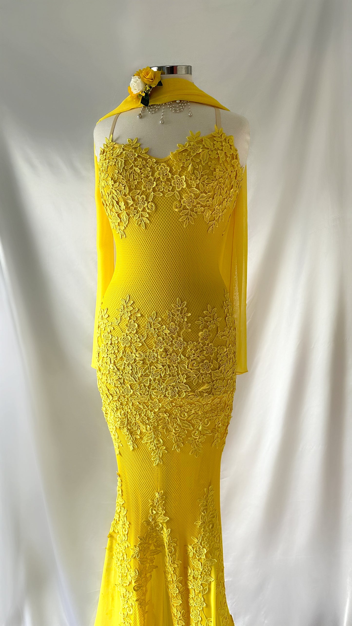 Gorgeous Dandelion Blossom Vintage Floral Embroidered Backless Gown Set